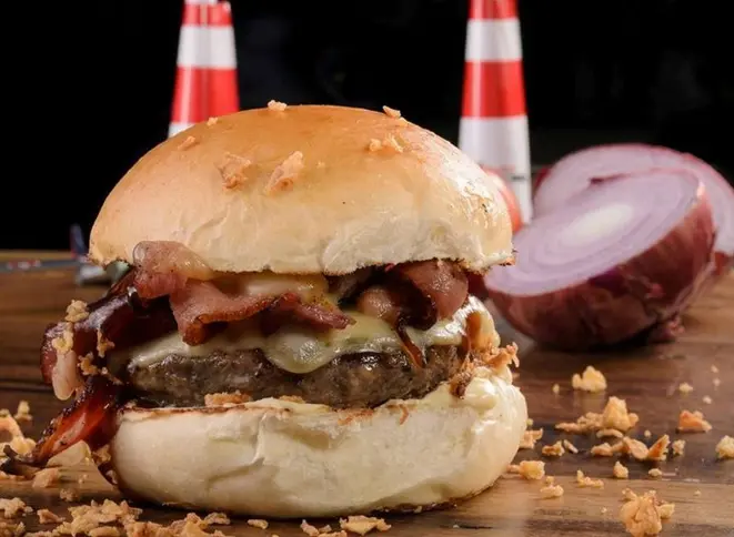 Hambúrguer do Aviador Burger Truck. (Foto: Divulgação)