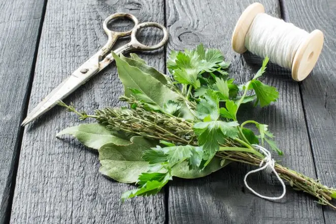 A composição clássica do bouquet garni leva tomilho, salsinha, louro, alho-poró e salsão. Foto: BigStock
