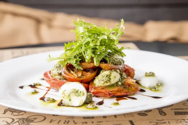 Salada caprese com muçarela de búfala. Foto: Hugo Harada/Gazeta do Povo.