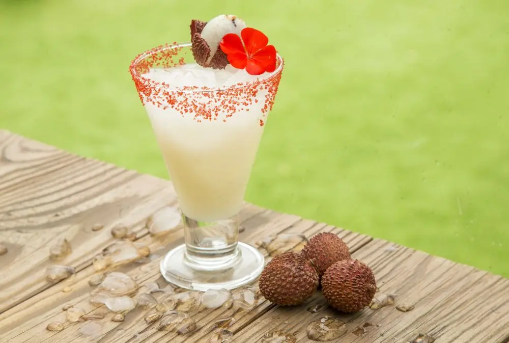 É época de lichia: saiba como escolher e veja receitas com a fruta