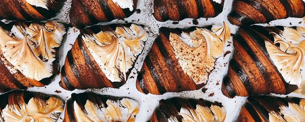 Imagens fortes! Croissant bicolor “diferentão” é o doce da moda em Nova York