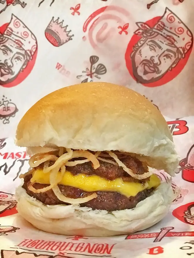 Hambúrguer de costela com geleia de bacon e crispy de alho-poró do Whatafuck. Foto: Divulgação.