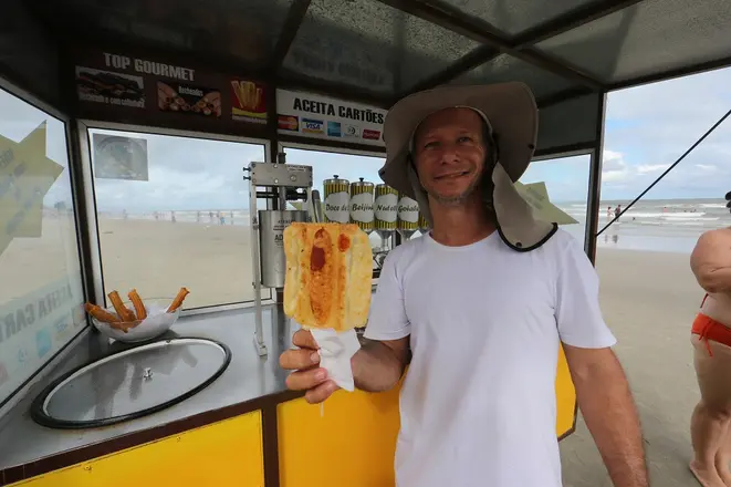 Barraquinha de Hélio da Silva onde é vendido o crepe com massa de pão de queijo