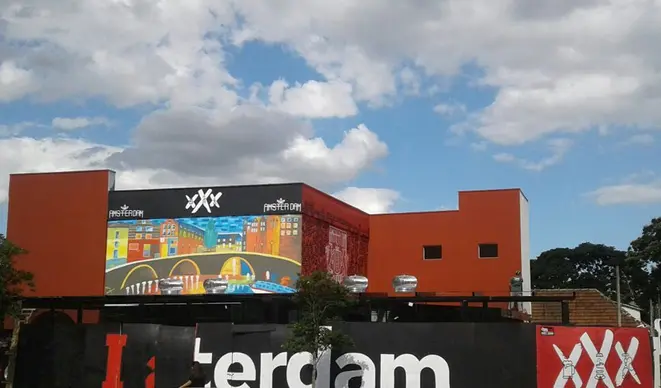 O Amsterdam Bar tem decoração inspirada nos "coffee shops" da capital da Holanda. Foto: divulgação