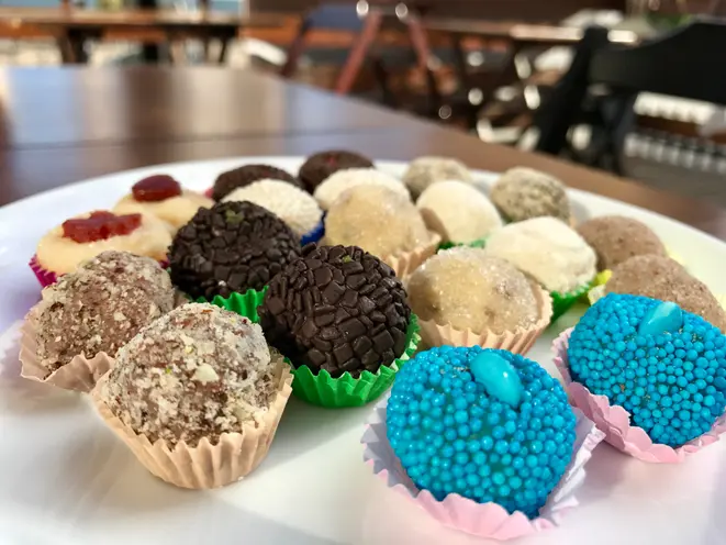 São 20 sabores de brigadeiros servidos à vontade. Foto: Guilherme Grandi