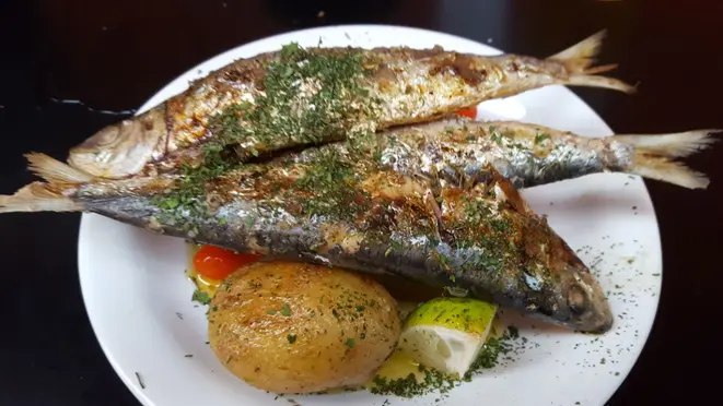 Sardinha na brasa de A Ostra Bebada. Foto: Andrea Torrente/Gazeta do Povo.