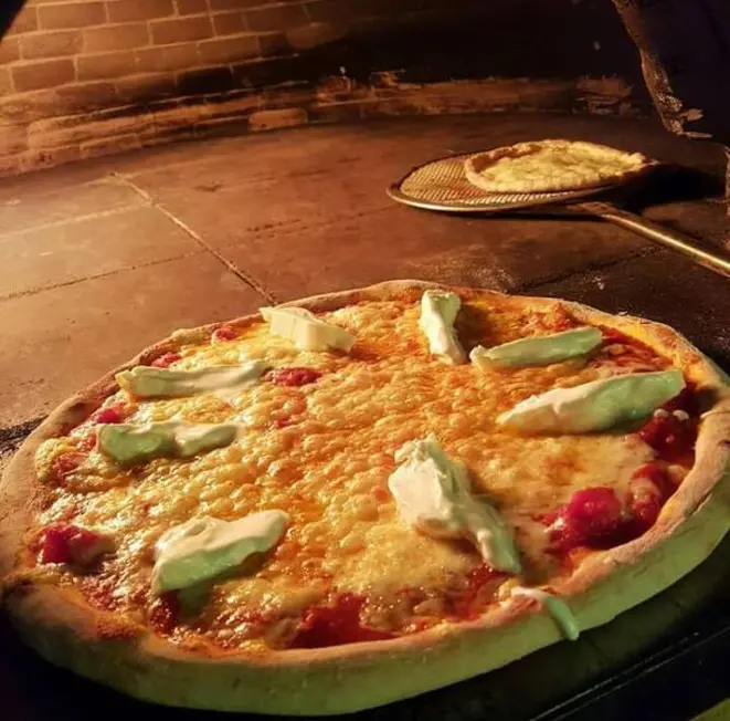 Entre as pizzas clássicas do Funiculí, destacam-se a Capricciosa, a Toscana, a Parmigiana e a Margherita. Foto: Divulgação.