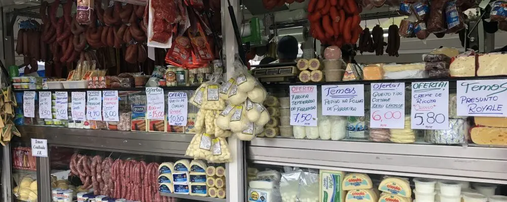 Frango assado, queijos e salames coloniais valem a visita na feira da Vila Hauer