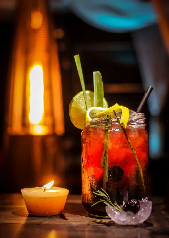 A caipirinha Sauna, do Lotus Sunset, é a receita original acrescida de capim-santo, citronela e redução de maracujá ou jabuticaba. Foto: Fábio Albuquerque/divulgação