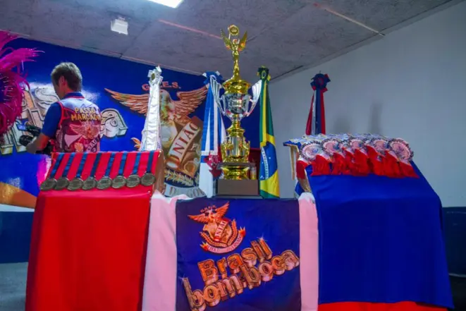 Destaque para o estandarte do enredo da escola. Foto: Divulgação