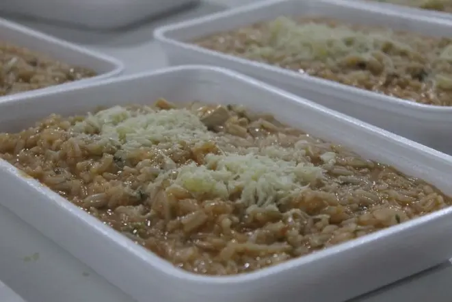 Risoto de frango, um dos pratos que é especialidade dos imigrantes italianos que se estabeleceram em Santa Felicidade. Foto: Reprodução/Facebook