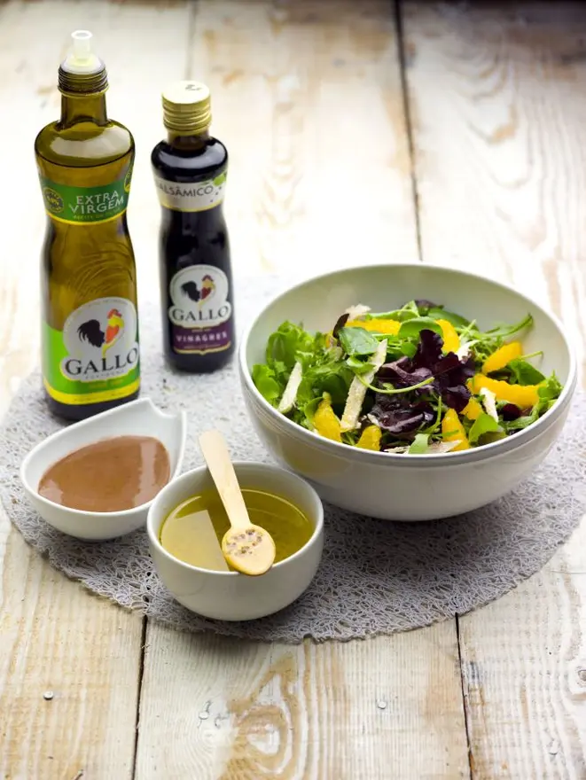 Salada de folhas com tiras de frango e gomos de laranja. Foto: divulgação.