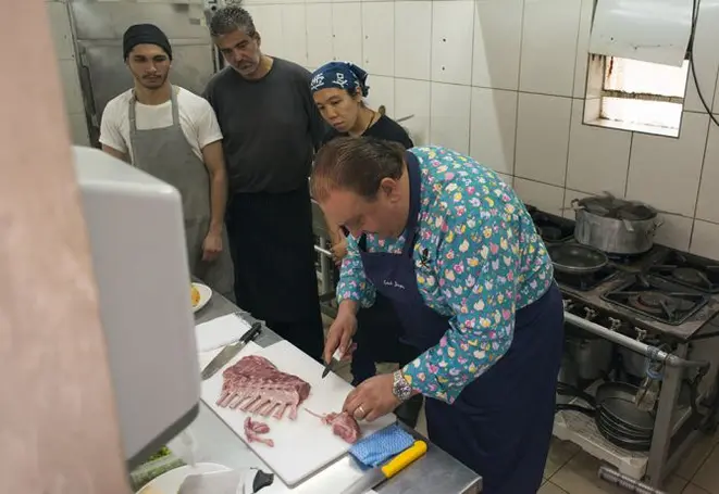 O chef e apresentador Erik Jacquin ensina o preparo do vitelo à milanesa, que integra o novo cardápio do restaurante. Foto: Carlos Reinis/Divulgação