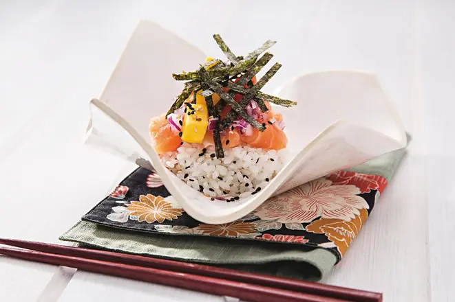 Poke com arroz, salmão, manga, cebola roxa e algas feito por Marcelo Moro do Taipei Express. Foto: Alexandre Mazzo