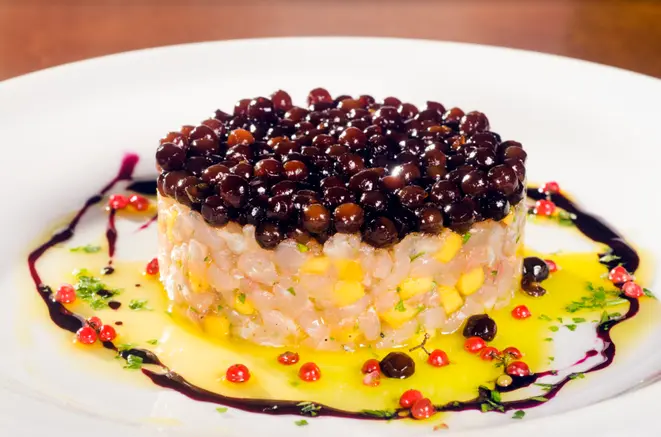 Tartar de peixe com caviar de tapioca. Foto: Divulgação