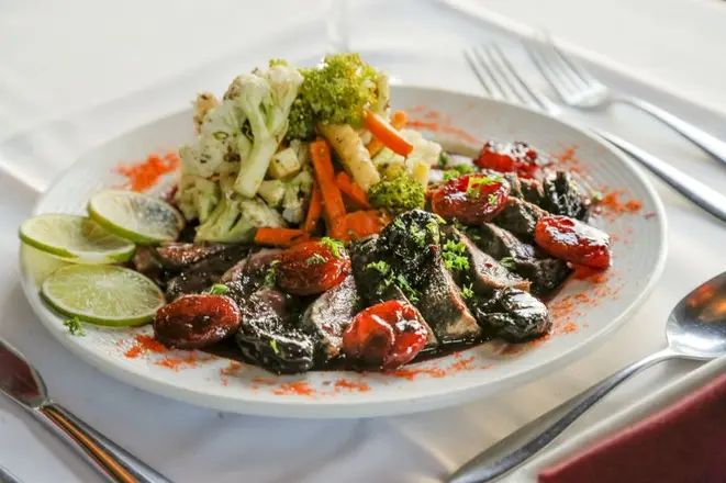 Magret de pato ao molho chutney com damasco e tâmaras. Foto: Hugo Harada/Gazeta do Povo.