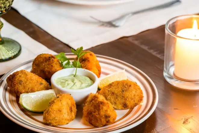 Os bolinhos de bacalhau podem ser feitos com abrótea desfiada, segundo o chef Anderson Antônio. No Taberna Ibérica, de Florianópolis, os petiscos são elaborados com o peixe gadus morhua, importado da Noruega. Foto: Leonardo Almada/Divulgação