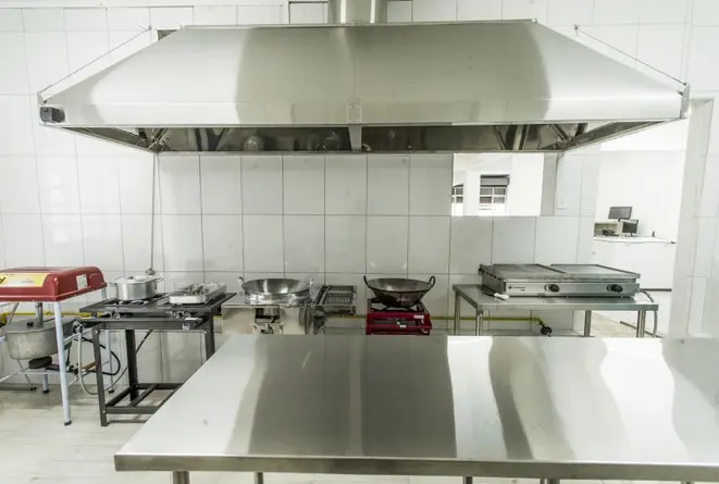 Cozinha reformada da Lanchonete Montesquieu com equipamentos novos. Foto: Hugo Harada/Gazeta do Povo.