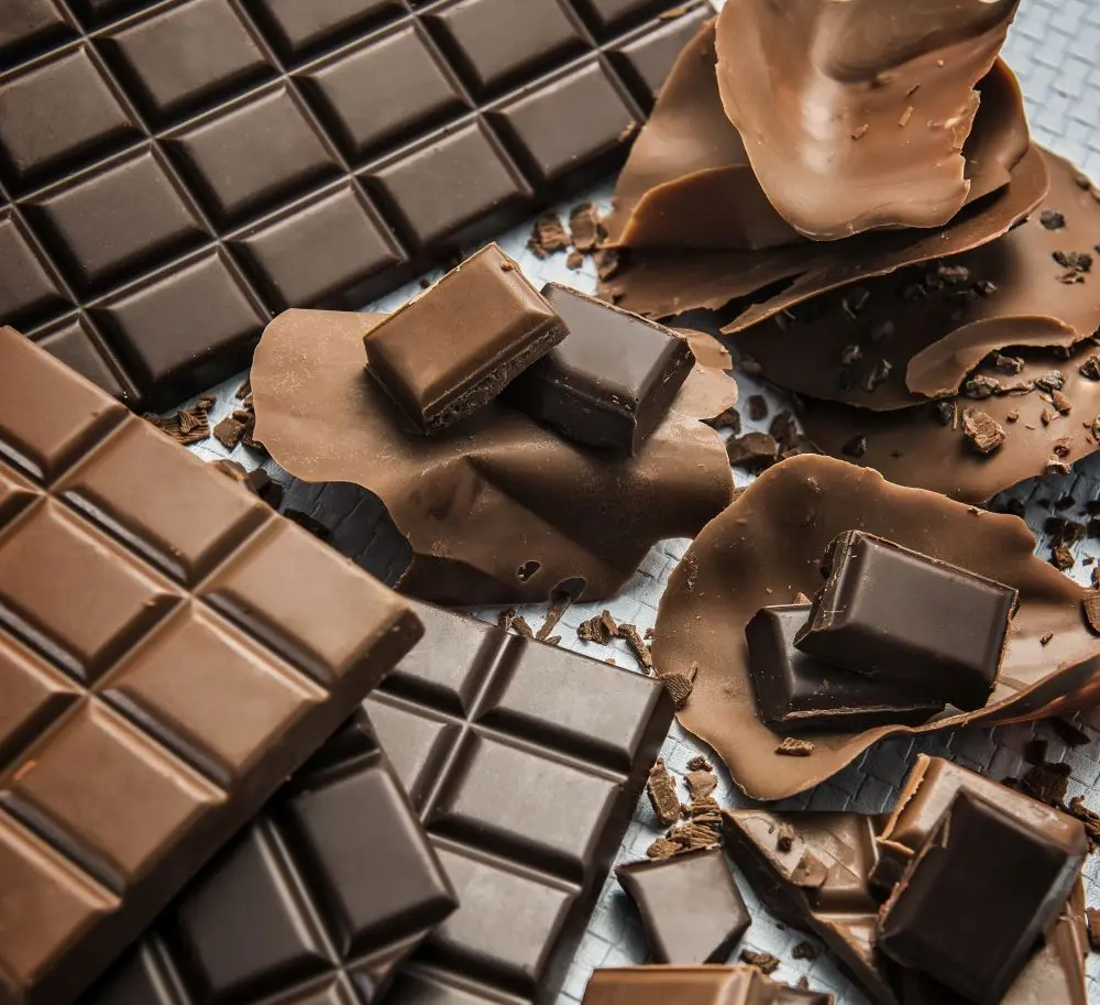 Anvisa suspende lotes de barras de chocolate por presença de fragmentos metálicos