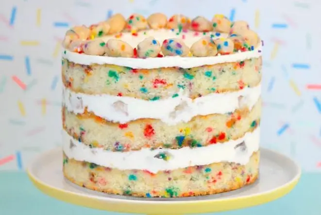 Bolo de aniversário colorido e sem cobertura criado pela chef Christina Tosi. Foto: Reprodução/Facebook