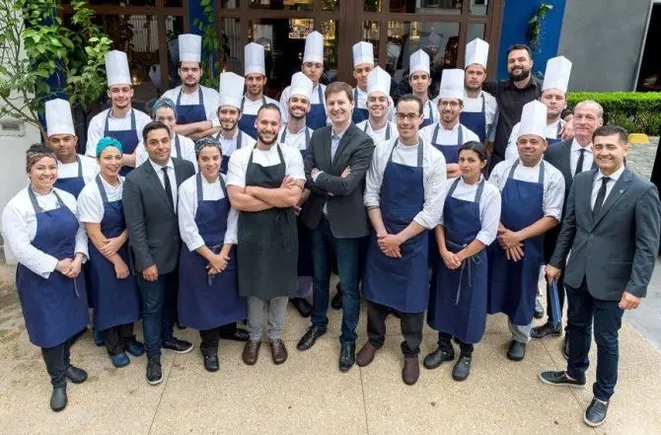 Chef Luiz Filipe e toda a equipe do restaurante Evvai. Foto: Divulgação/Facebook
