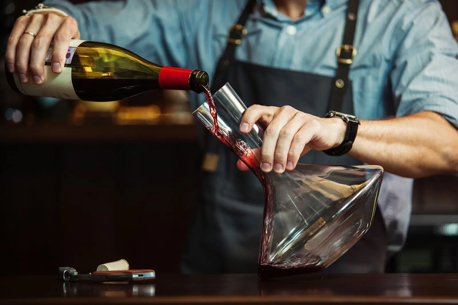 Oito opções de decanter para o vinho respirar que custam de R$ 69 a R$ 2.000