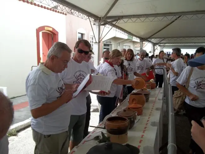 Os jurados avaliam a melhor sopa de siri da região na edição passada do Festival. Foto: Divulgação<br>
