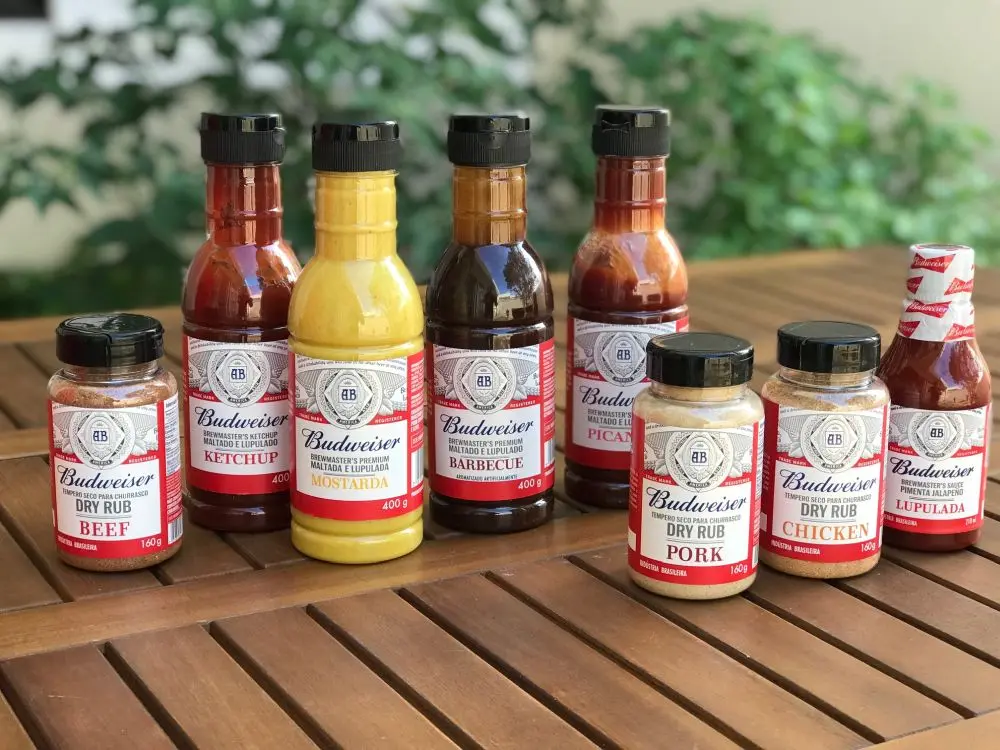 Budweiser lança linha de molhos e temperos e churrasqueira própria