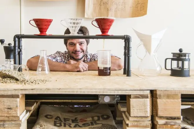 Café do barista Léo Moço. Na foto Léo Moço. Foto: Letícia Akemi/Gazeta do Povo.