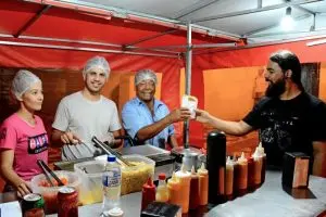 Albertino galdino é um dos venderores de cachorro quente mais antigo da cidade.<br>Foto: levy Ferreira/SMCS