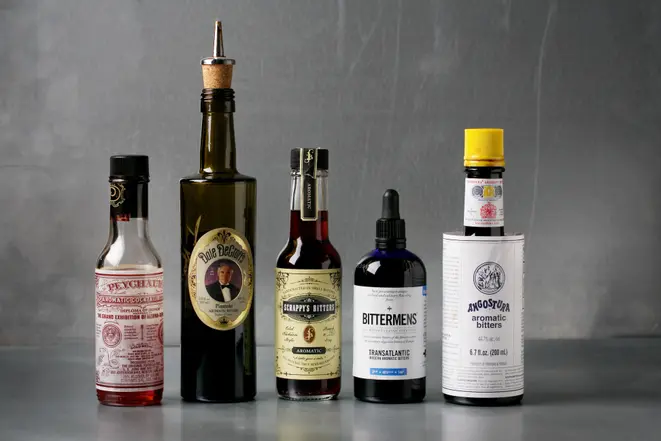 Peychaud’s, Dale DeGroff’s Pimento, Scrappy’s, Bittermens Transatlantic e Angostura são bitter aromáticos. Foto: Deb Lindsey/The Washington Post.