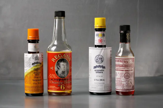 Se você comprar três bitters, escolha um de laranja como os dois à esquerda -- Angostura e Regans' -- e dois aromáticos como Angostura e Peychaud's, à direita. Foto: Deb Lindsey/The Washington Post.