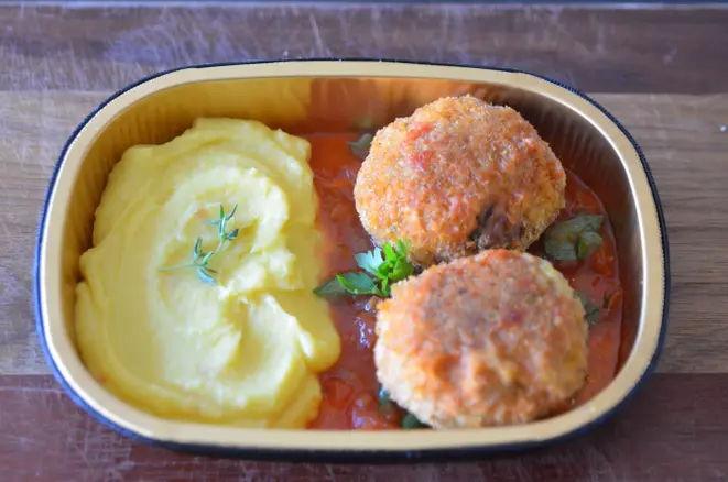Polpetoni com purê de batata e parmesão e molho de tomate (R$ 16,50). Foto: Divulgação.