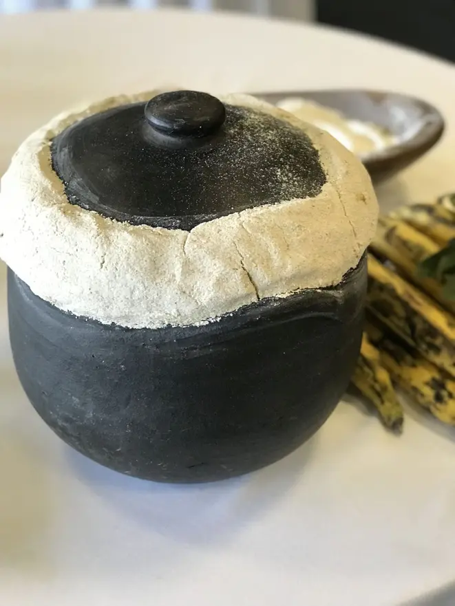Panela de barro selada com farinha para o preparo do barreado. Foto: Roberta Braga/Gazeta do Povo.