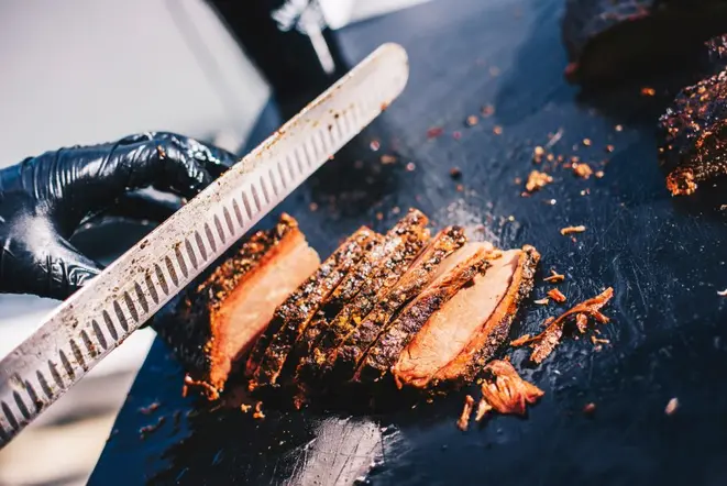 Brisket, peito bovino defumado por horas. Foto: Mari Zendron/Divulgação.