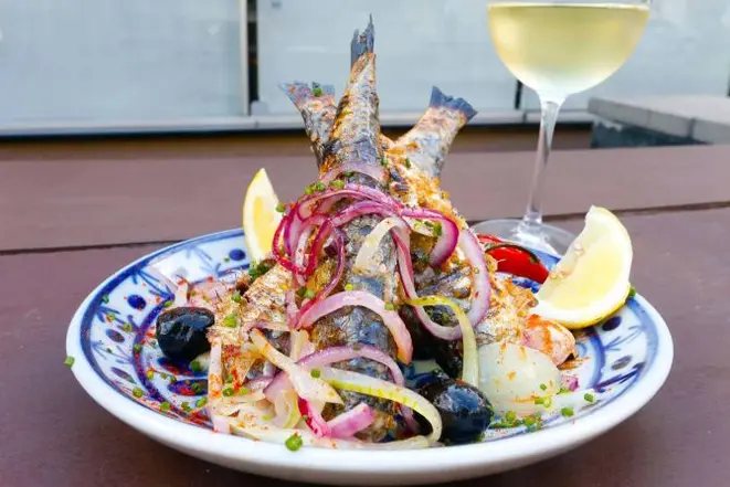 Sardinha na brasa servida durante o Gastronomia na Calçada do Olivença. Foto: Divulgação