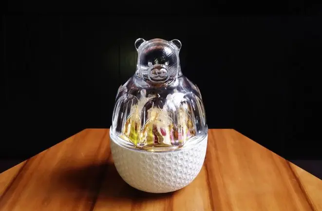 Embalagem é de feita de porcelana em forma de favo de mel com uma tampa de cristal Baccarat em formato de ursinho. Foto: Divulgação