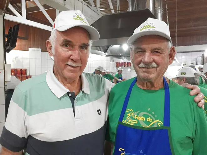 Benito Antonio Azonin, 81 anos e Antonio Basso, 83 anos: 40 anos de voluntariado na Festa do Frango, Polenta e Vinho. Foto: Marina Mori / Gazeta do Povo