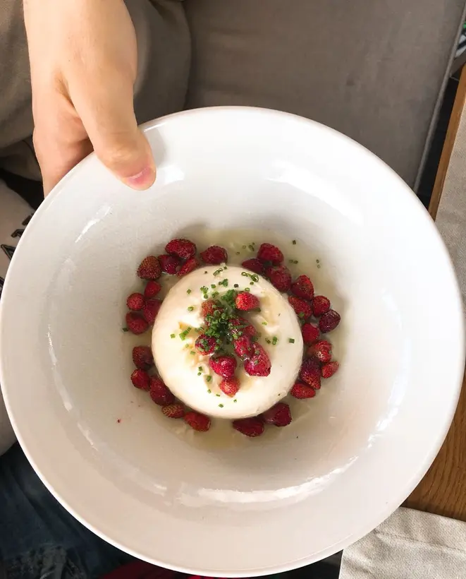 Burrata com morangos selvagens. Foto: Arquivo pessoal.