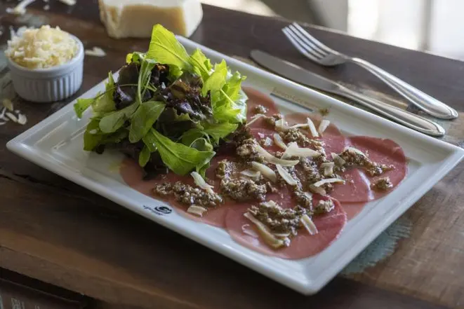 Carpaccio de carne: tradicional antepasto italiano. Foto: Fernando Zequinão/ Gazeta do Povo