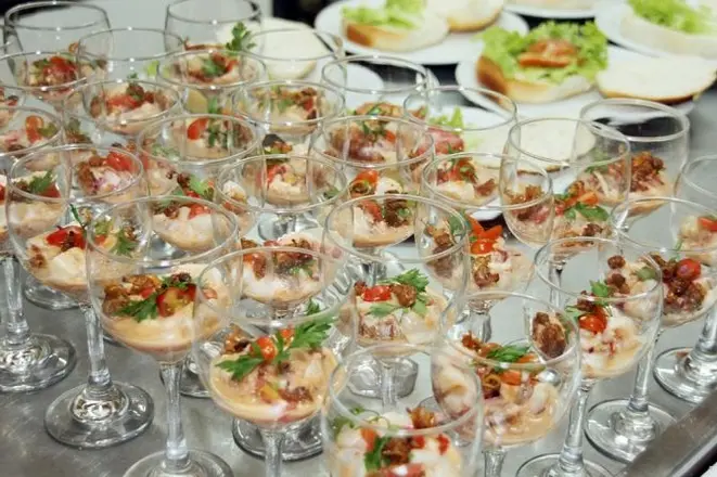 Ceviche de vieira com torresmo.