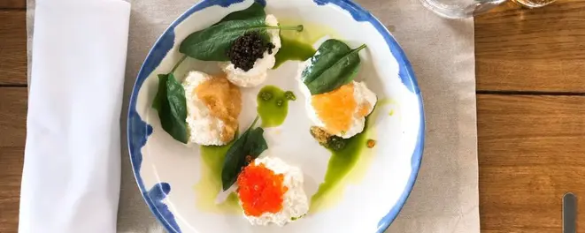 Degustação de caviar com panquecas e sour cream. Foto: Arquivo pessoal.