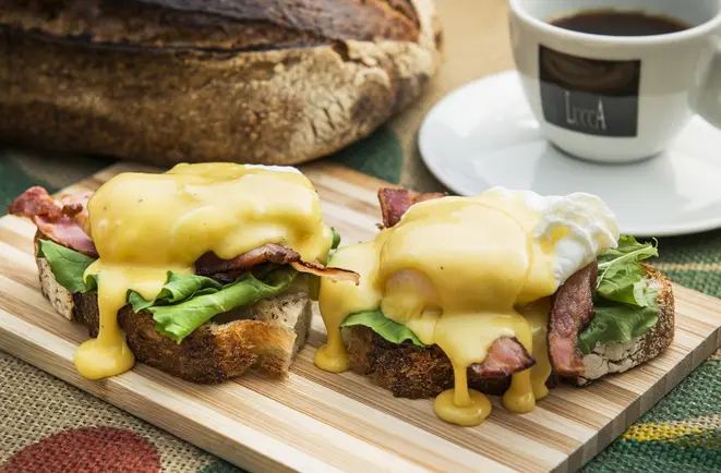 Passo a passo de Eggs Benedict. Foto: Letícia Akemi/Gazeta do Povo.
