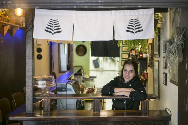 Fernanda Saltore, que abandonou a dieta carnívora no fim de 2017: "A cozinha vegetariana é um mundo incrível que as pessoas deveriam conhecer mais". Foto: Marcelo Andrade/Gazeta do Povo.