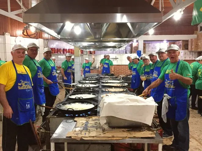 Voluntários se unem para preparar os alimentos para a Festa do Frango com Polenta em Santa Felicidade. Foto: Marina Mori / Gazeta do Povo