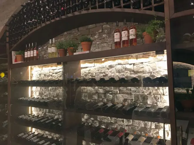 Casa tem carta de vinho focada em rótulos de Portugal. Foto: Anderson Hartmann/Gazeta do Povo.
