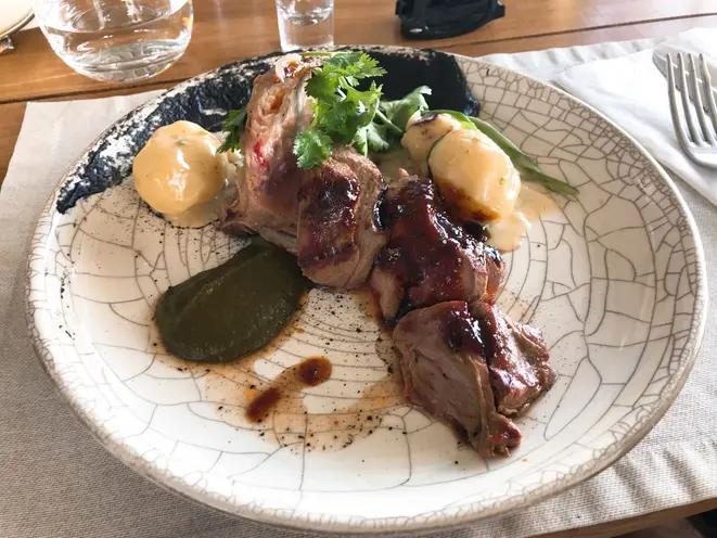 T-bone de cordeiro com molho de frutas vermelhas. Foto: Arquivo pessoal.