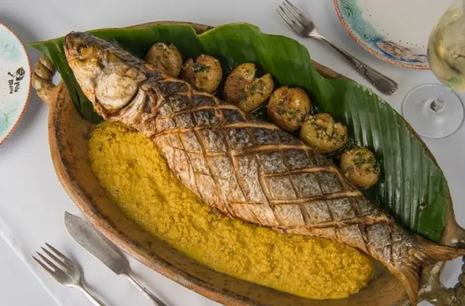 Tainha assada e recheada com creme de ovas da Rita Maria Lagosteria. Foto: Divulgação