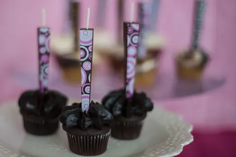 Assopre e coma! Empresa cria velas de aniversário de chocolate