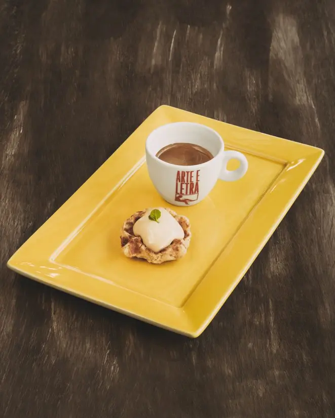Espresso tirado com tabaco + 1 mini waffle com creme de café